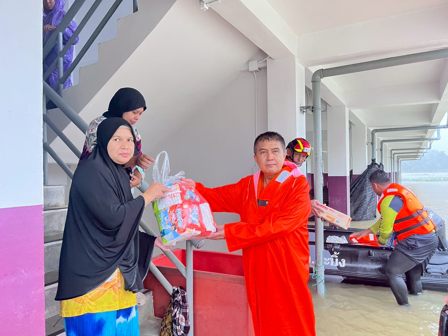 ผกก.สภ.สายบุรี มอบของให้กับประชาชนที่ประสบภัยน้ำท่วมเข้ามาขอพักพิงที่โรงพักใหม่ชั่วคราว