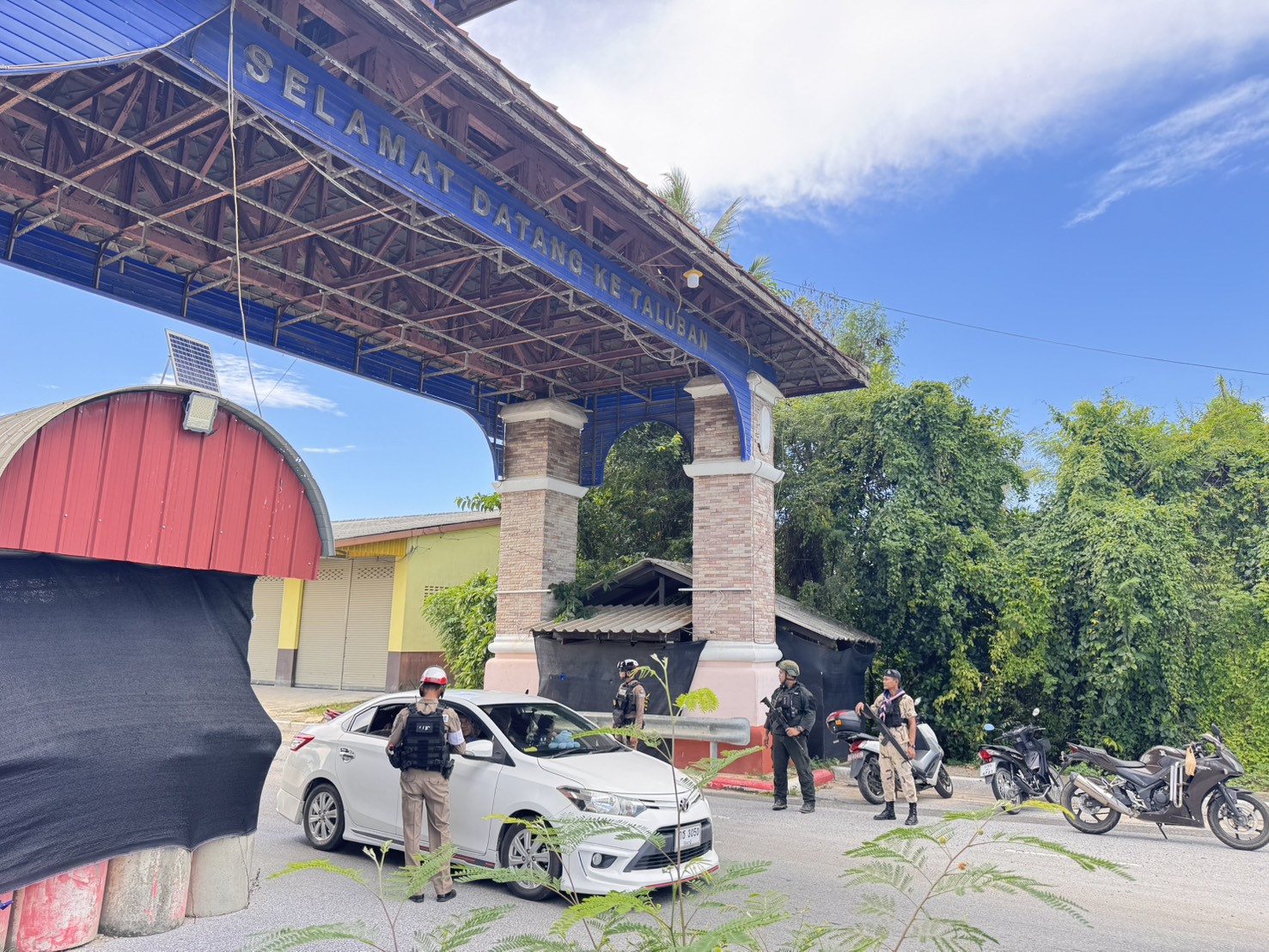 เจ้าหน้าที่ตำรวจจราจร ร่วมจุดตรวจ ตรวจสอบแยกแยะบุคคล ยานพาหนะต้องสงสัยสิ่งผิดกฏหมาย