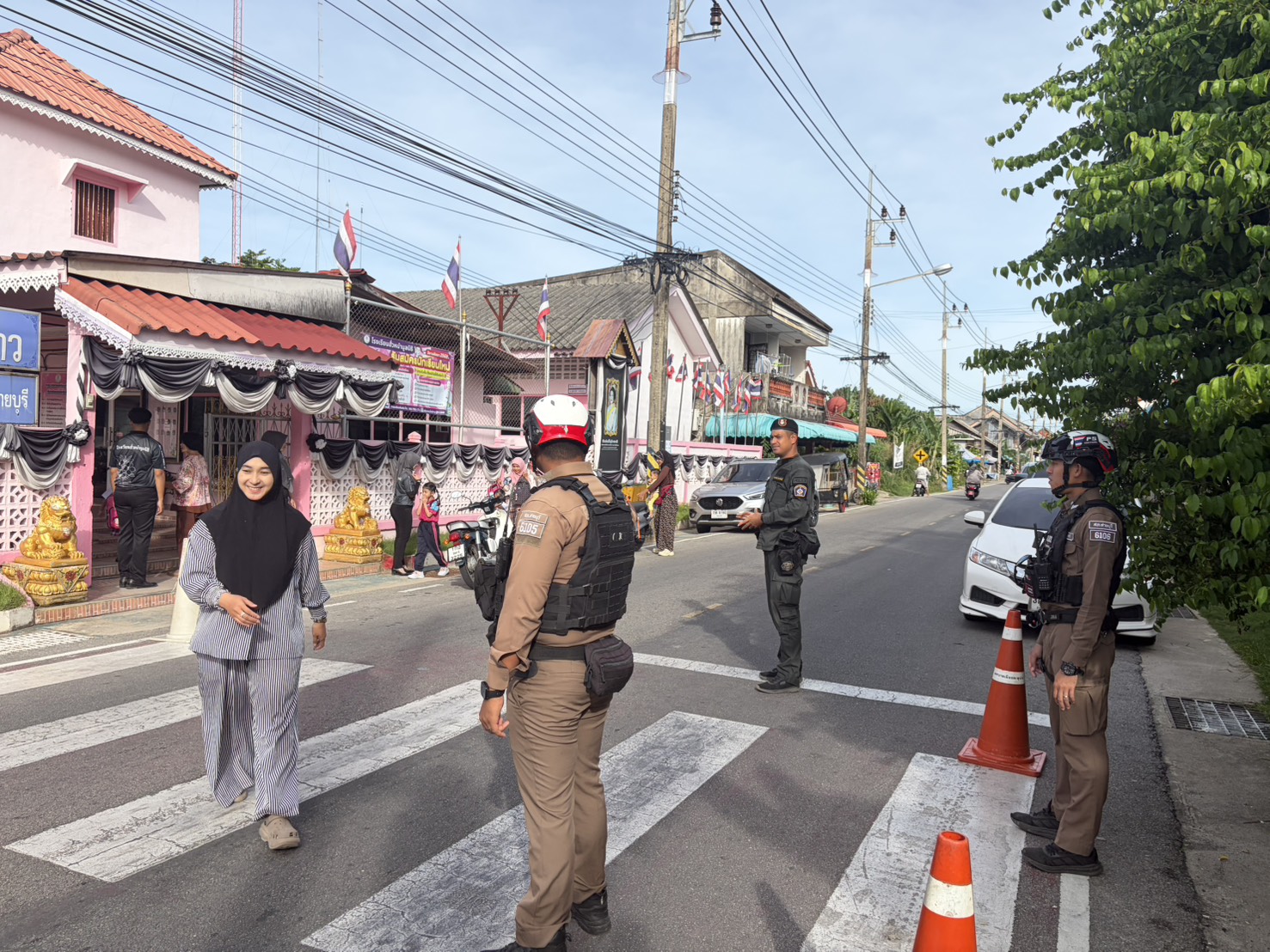 ตำรวจจราจรอำนวยความสะดวกการจราจรและรักษาความปลอดภัย หน้าโรงเรียนให้เเก่เด็กและประชาชน