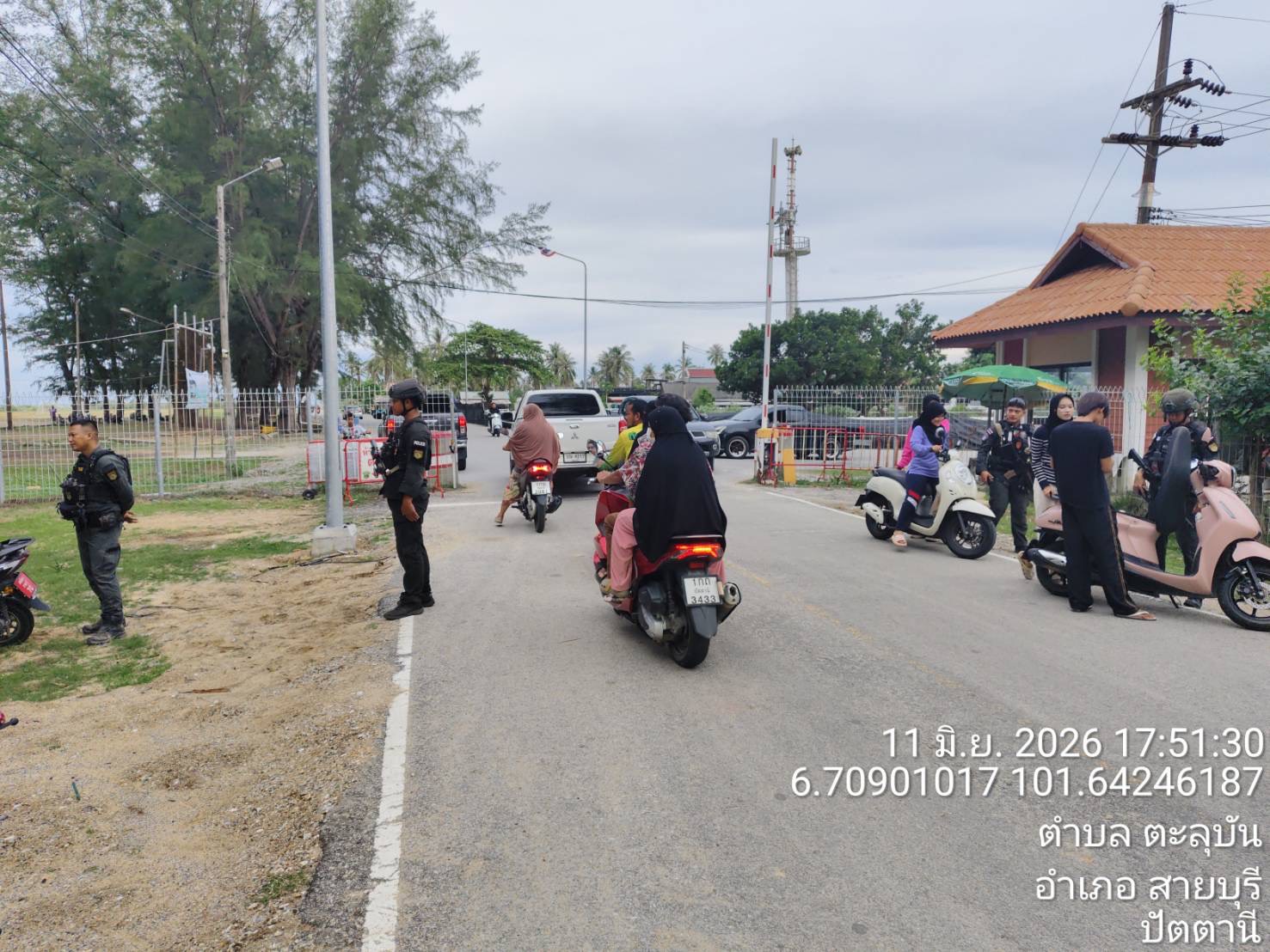 ตำรวจ สภ.สายบุรี ตรวจสอบแยกแยะบุคคลและยานพาหนะต้องสงสัยของสิ่งผิดกฎหมาย