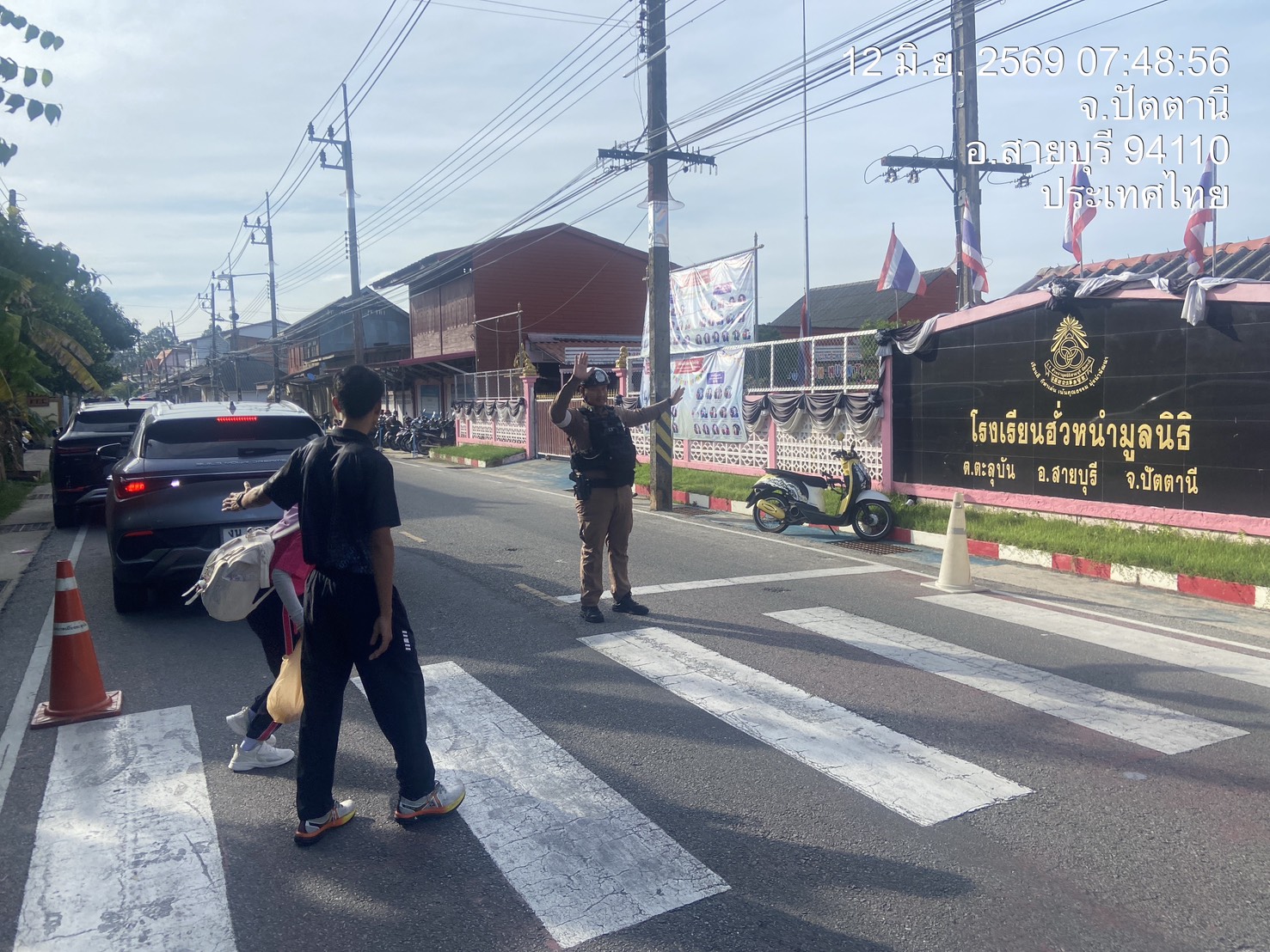 เจ้าหน้าที่ตำรวจจราจร อำนวยความสะดวกด้านการจราจรหน้าโรงเรียนฮั่วหนำมูลนิธิ