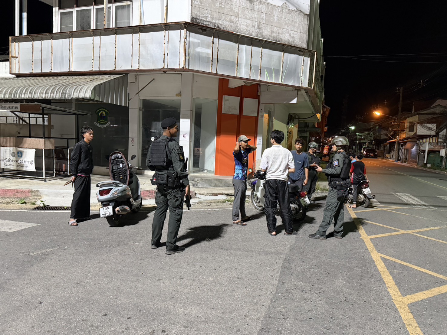 เจ้าหน้าที่ตำรวจ ตั้งจุดตรวจรักษาความปลอดภัยบริเวณสี่แยกตลาดสด และตรวจสิ่งผิดกฎหมาย